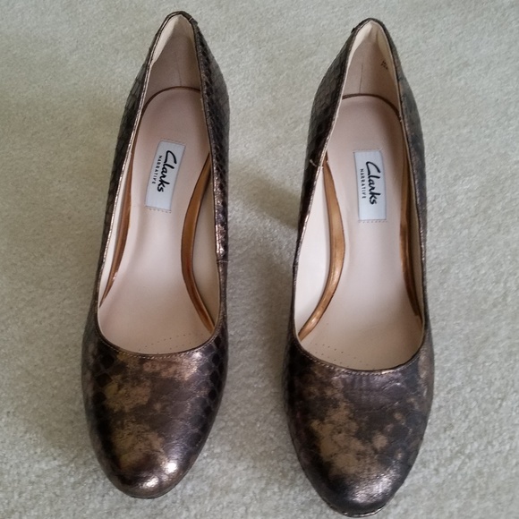 Clarks Narrative Metallic Embossed Comfort Pumps - Picture 7 of 8